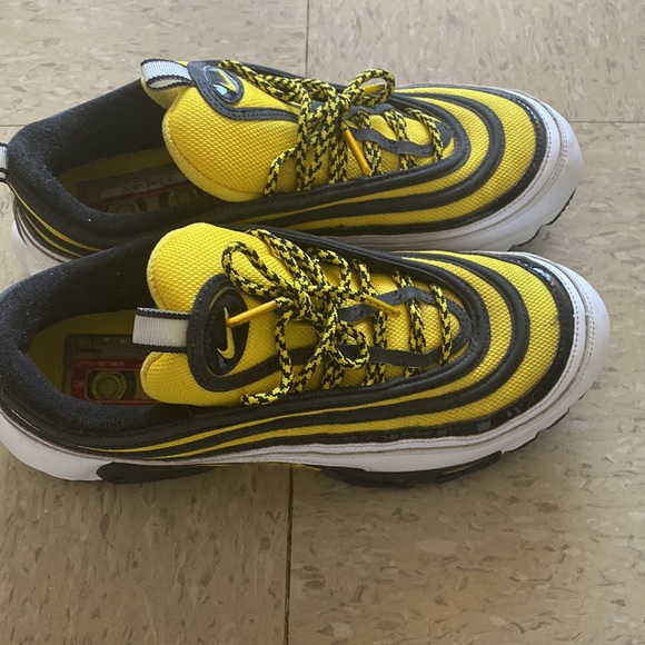 These are some men Nike air max. They are a size 10.5 - Picture 4 of 8